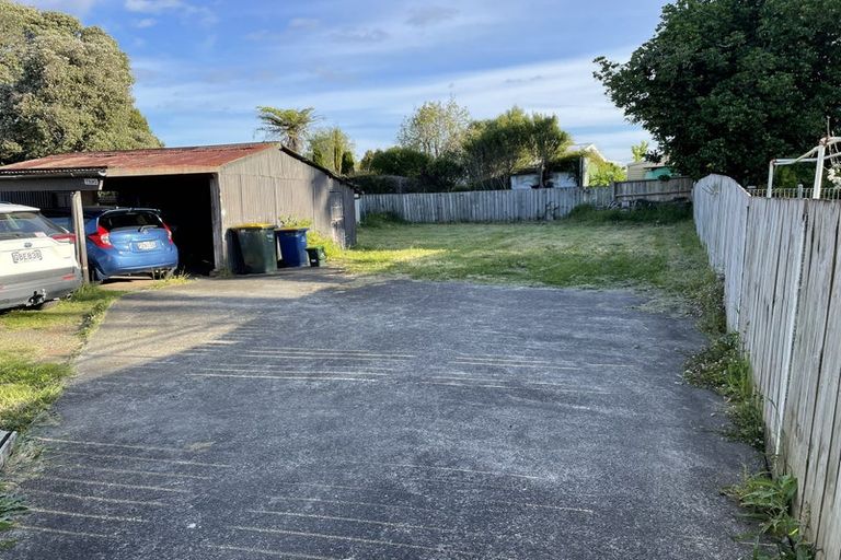 Photo of property in 14 Yeovil Road, Te Atatu Peninsula, Auckland, 0610