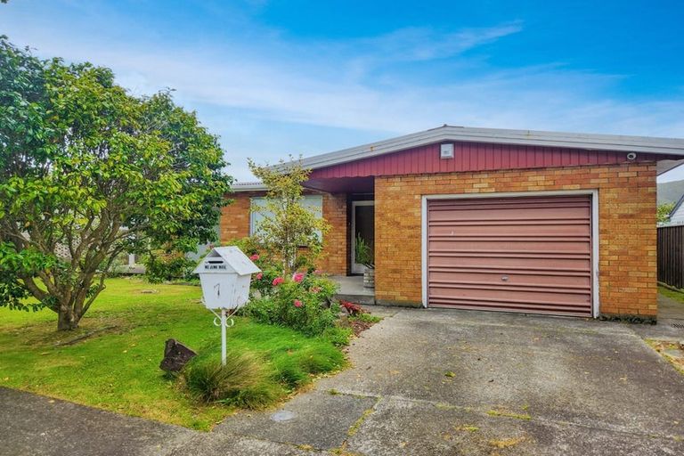 Photo of property in 7 Airdrie Avenue, Epuni, Lower Hutt, 5011