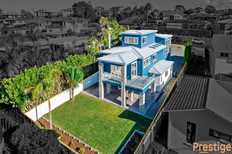 Photo of property in 19 Scarboro Terrace, Murrays Bay, Auckland, 0630