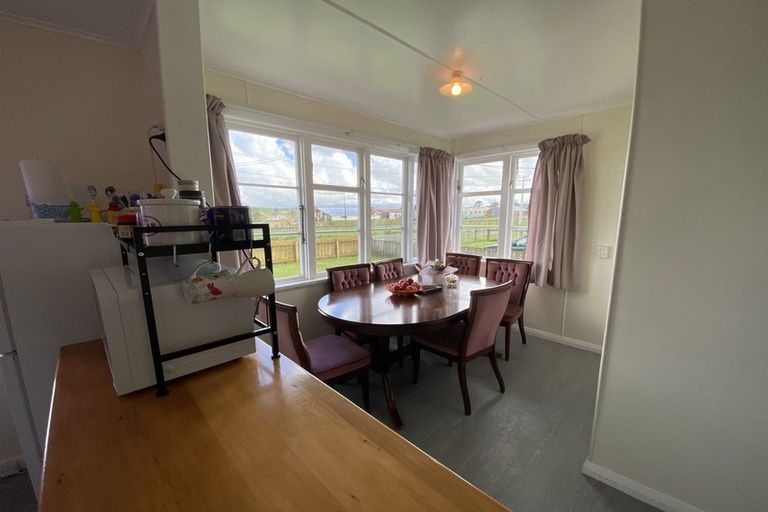 Photo of property in 18 Railway Street, Eltham, 4322