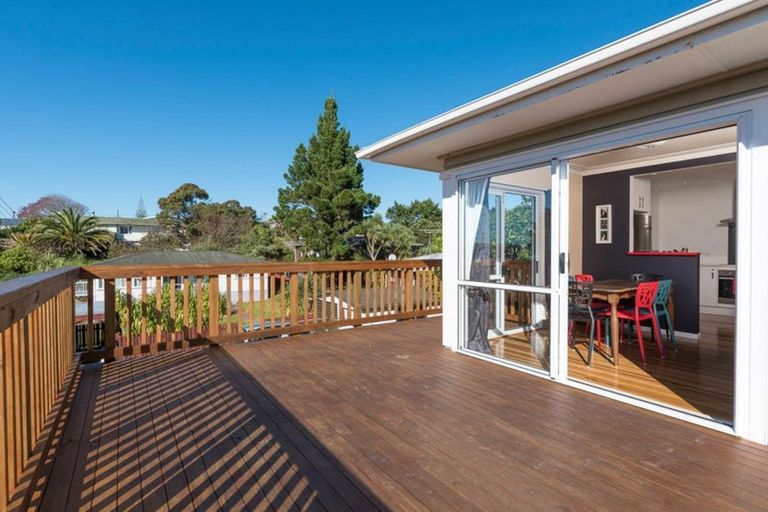 Photo of property in 15 Kelwyn Road, Kelston, Auckland, 0602