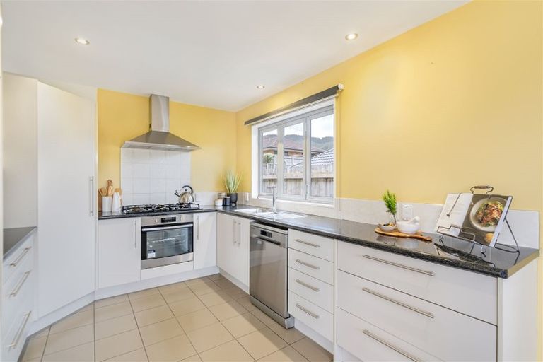 Photo of property in 16 Mcewen Crescent, Riverstone Terraces, Upper Hutt, 5018