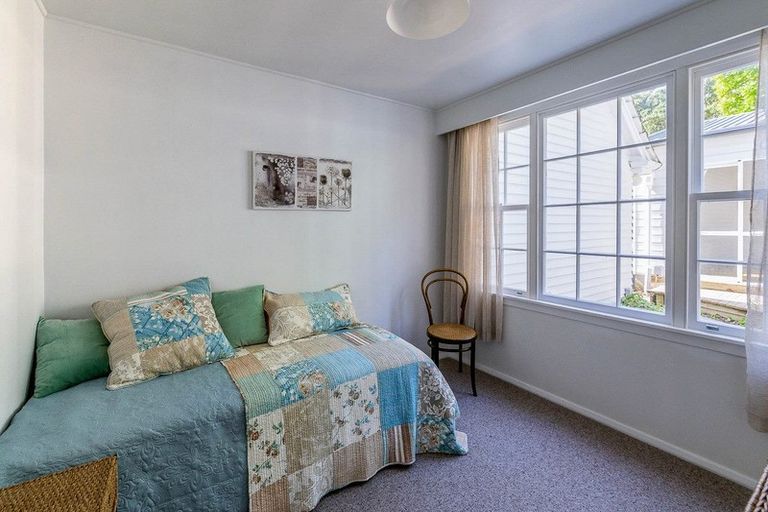 Photo of property in 11 Karaka Grove, Waikanae, 5036