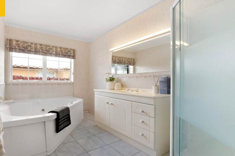 Photo of property in 1 Holly Way, Sunnyhills, Auckland, 2010