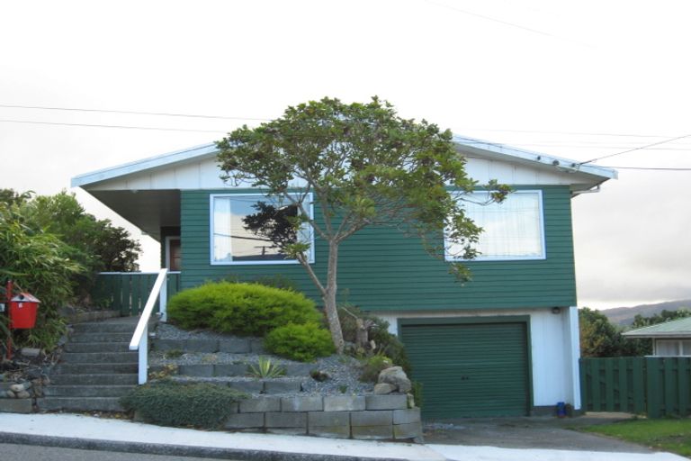 Photo of property in 6 Link Road, Newlands, Wellington, 6037