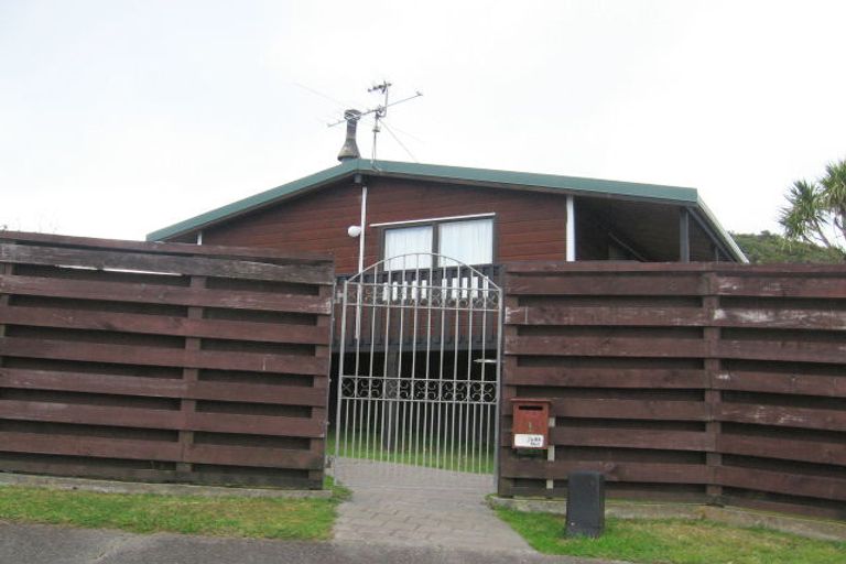 Photo of property in 1 Arahanga Grove, Maupuia, Wellington, 6022