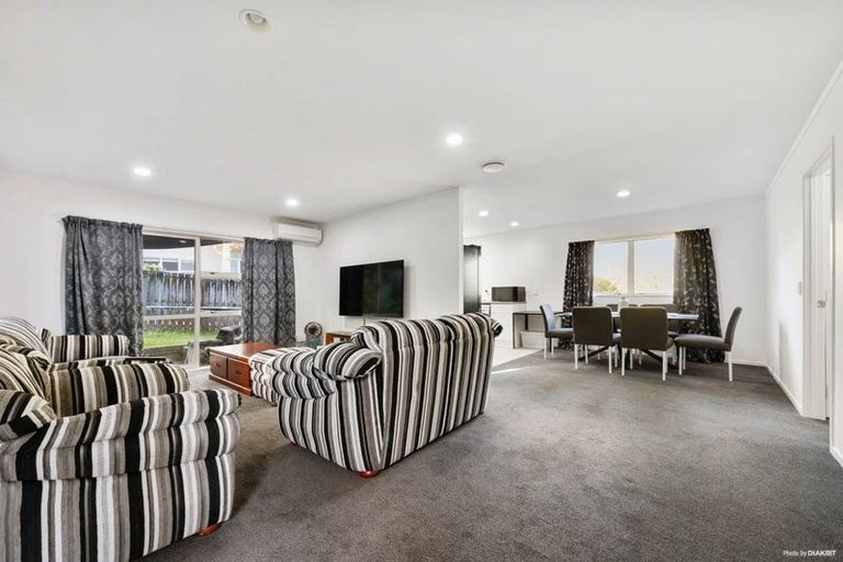 Photo of property in 2/723 Swanson Road, Swanson, Auckland, 0612