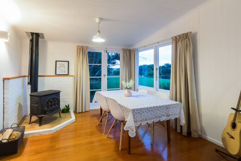 Photo of property in 38 Victory Road, Laingholm, Auckland, 0604