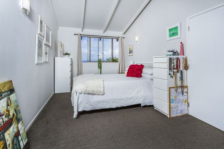Photo of property in 2/813 East Coast Road, Northcross, Auckland, 0630