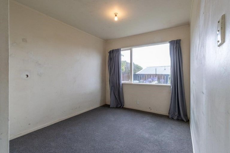 Photo of property in 17b Colchester Crescent, Newlands, Wellington, 6037
