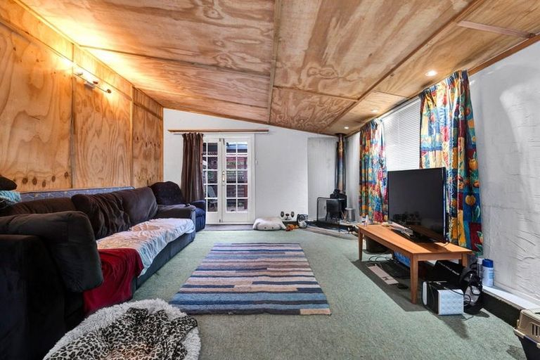 Photo of property in 34 Endeavour Street, Marfell, New Plymouth, 4310