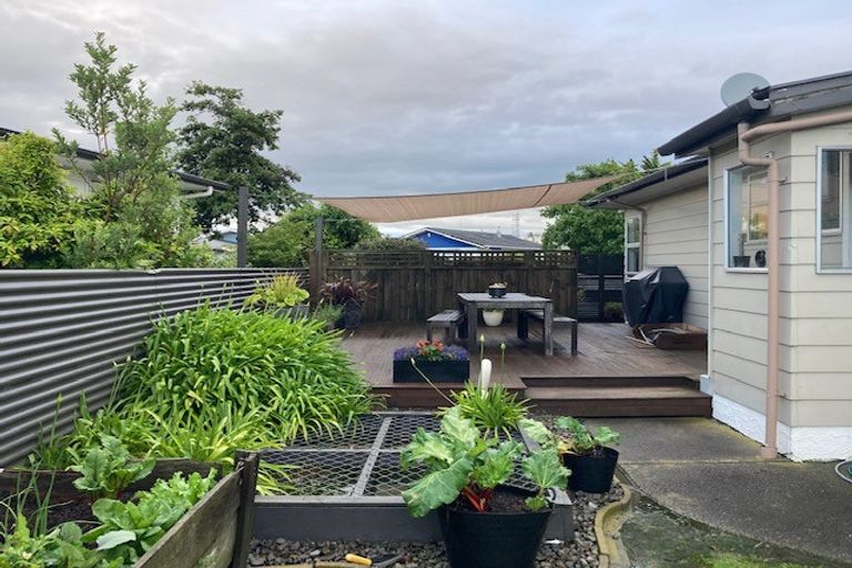 Photo of property in 15 Palliser Place, Milson, Palmerston North, 4414