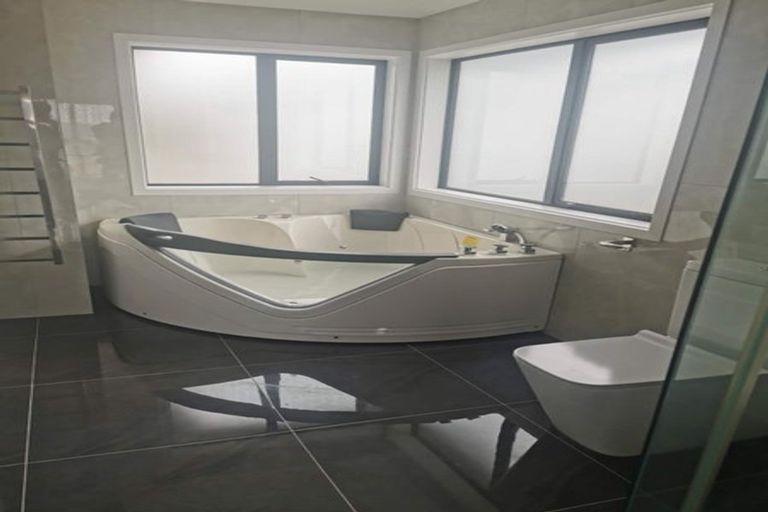 Photo of property in 21 Ascension Crescent, Orewa, 0931