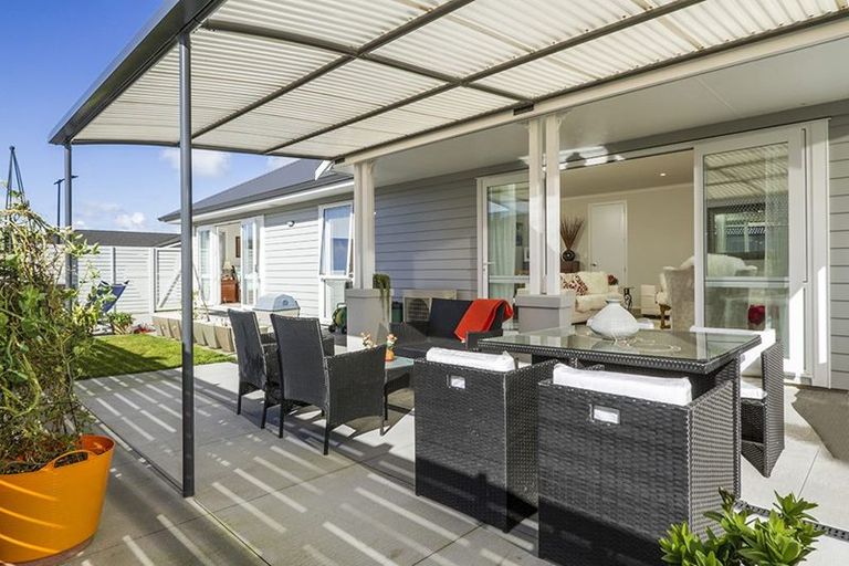 Photo of property in 18 Larmer Drive, Kumeu, 0810