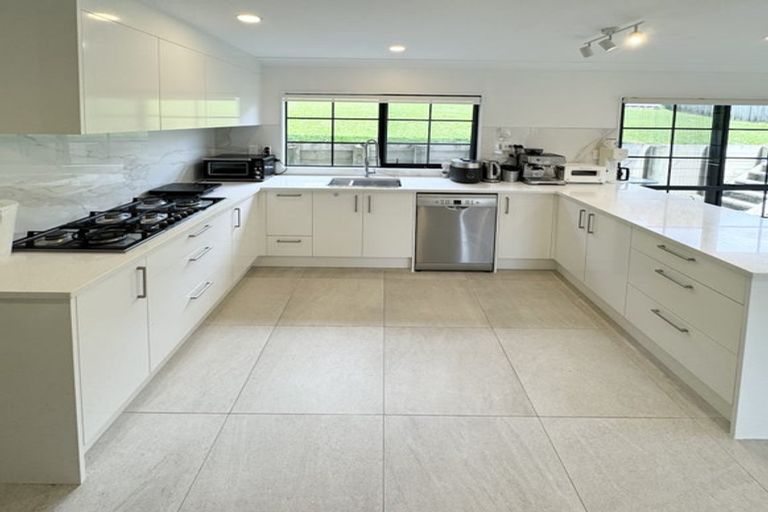 Photo of property in 54 Scarlet Oak Drive, Schnapper Rock, Auckland, 0632