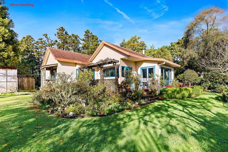 Photo of property in 660 Waitakere Road, Kumeu, 0891