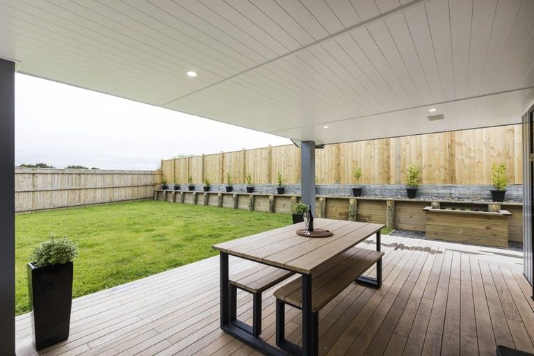 Photo of property in 49 Vaucluse Heights, Fitzherbert, Palmerston North, 4410