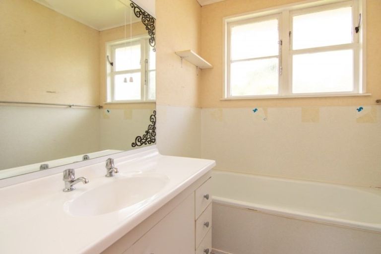 Photo of property in 27 Mokau Place, Terrace End, Palmerston North, 4410