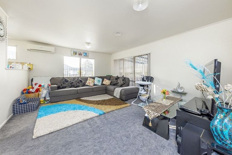 Photo of property in 1/12 Silver Creek Road, Weymouth, Auckland, 2103