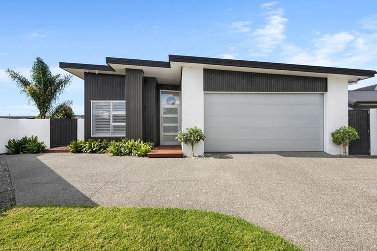 Photo of property in 2 Makura Drive, Papamoa Beach, Papamoa, 3118