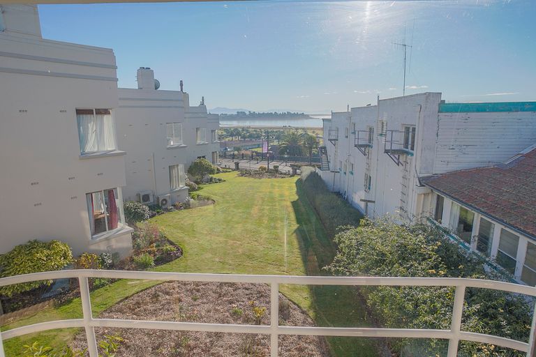 Photo of property in 1-12/48 The Bay Hill, Timaru, 7910