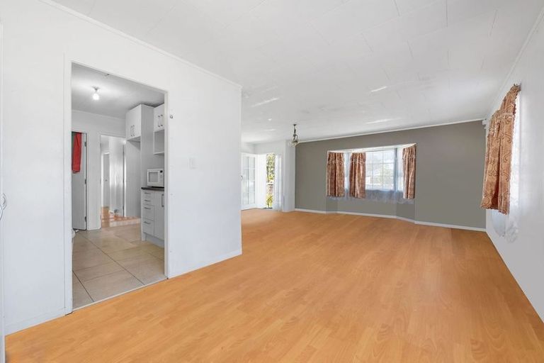 Photo of property in 391 Roscommon Road, Clendon Park, Auckland, 2103