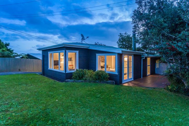 Photo of property in 38 Victory Road, Laingholm, Auckland, 0604