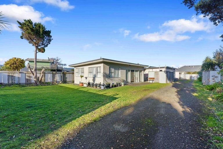 Photo of property in 16 Eruini Street, Waikanae Beach, Waikanae, 5036