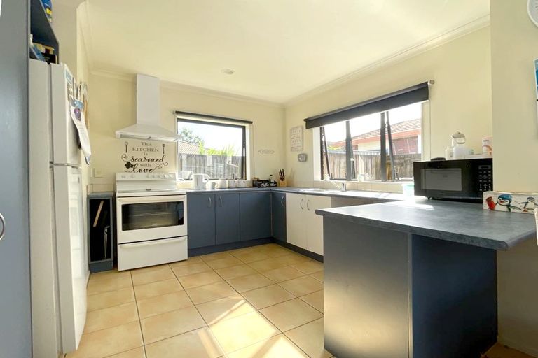 Photo of property in 10 Liddesdale Place, Papakura, 2110