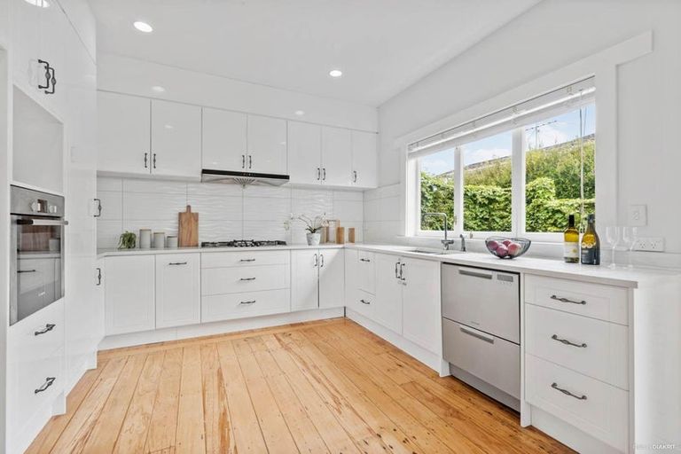 Photo of property in 1/92 East Coast Road, Milford, Auckland, 0620