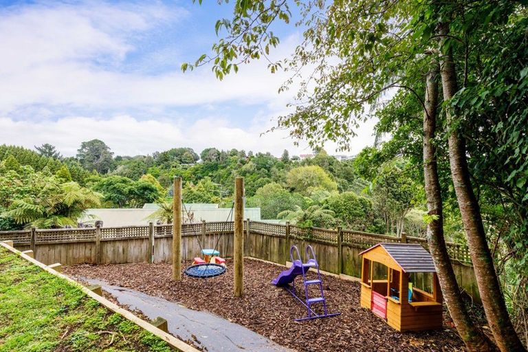 Photo of property in 20 Sequoia Grove, Merrilands, New Plymouth, 4312