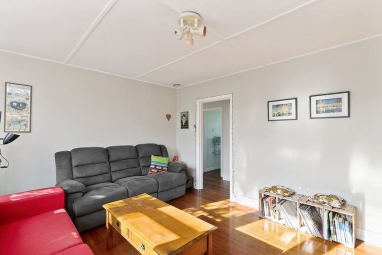 Photo of property in 10 Montgomery Avenue, Karori, Wellington, 6012
