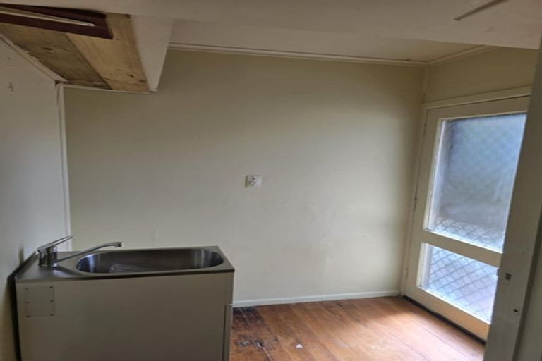 Photo of property in 17 Pomaria Road, Henderson, Auckland, 0610