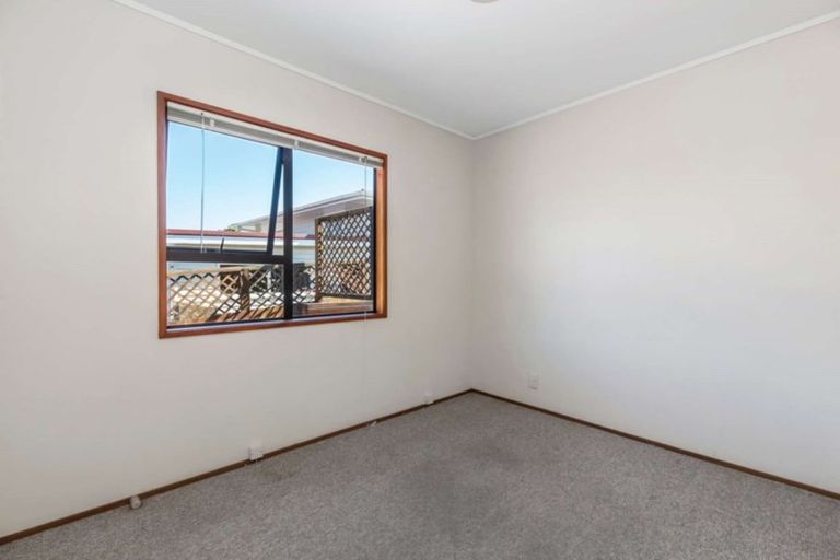 Photo of property in 2/11 Firle Place, Green Bay, Auckland, 0604