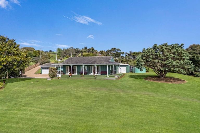 Photo of property in 5 Mcleod Road, South Head, Helensville, 0874
