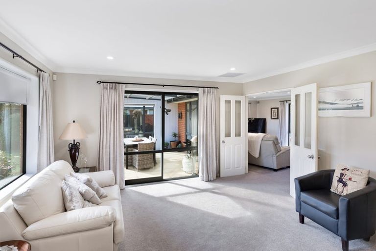 Photo of property in 8 Gwen Place, Redwood, Christchurch, 8051