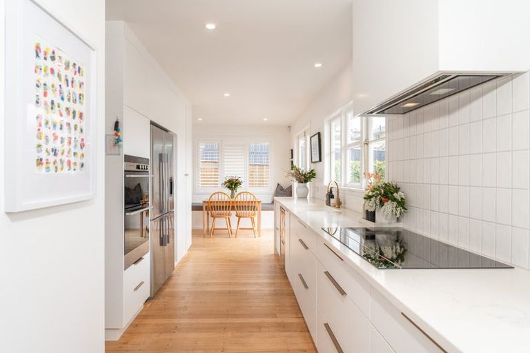 Photo of property in 33 Beazley Avenue, Paparangi, Wellington, 6037