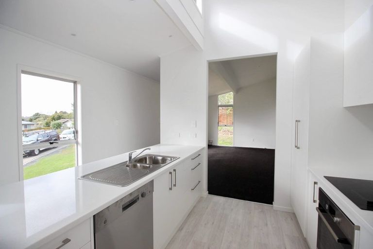 Photo of property in 16 Celeste Place, Totara Vale, Auckland, 0627