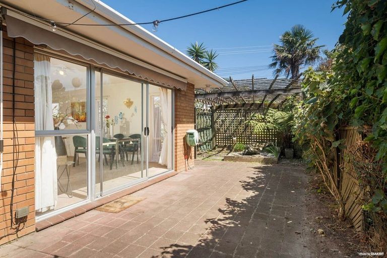 Photo of property in 2/957a Beach Road, Torbay, Auckland, 0630