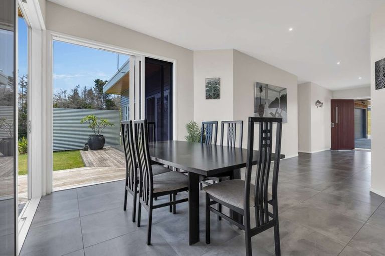 Photo of property in 37 Pekama Drive, Cable Bay, 0420