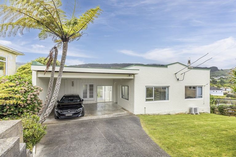 Photo of property in 5 Te Reinga View, Tawa, Wellington, 5028