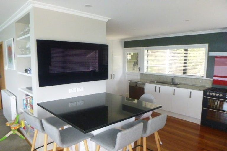 Photo of property in 124 Nevay Road, Karaka Bays, Wellington, 6022