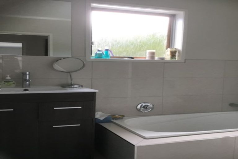 Photo of property in 1/104 East Coast Road, Forrest Hill, Auckland, 0620