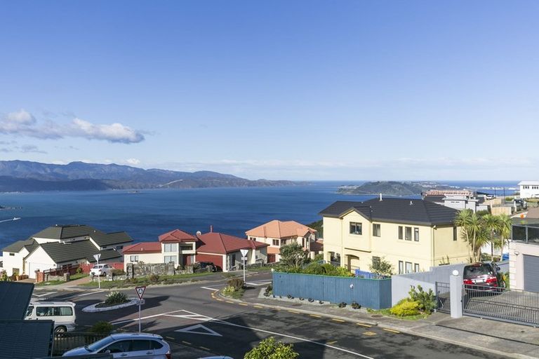 Photo of property in 5 Dress Circle, Newlands, Wellington, 6037