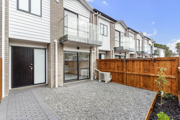 Photo of property in 7c Gladfield Lane, Te Atatu Peninsula, Auckland, 0610