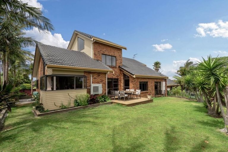 Photo of property in 33 Booralee Avenue, Botany Downs, Auckland, 2010