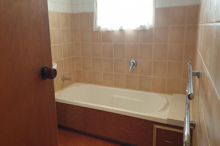 Photo of property in 5 St Catherine Crescent, West Harbour, Auckland, 0618