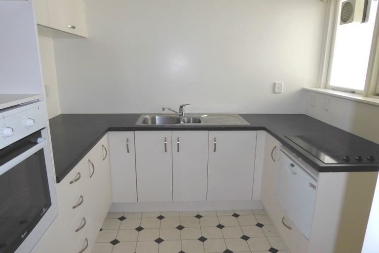 Photo of property in Rehutai Flats, 2/268 Oriental Parade, Oriental Bay, Wellington, 6011