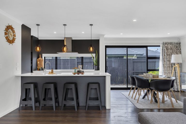 Photo of property in 15 Maple Grove, Kingston, Wellington, 6021