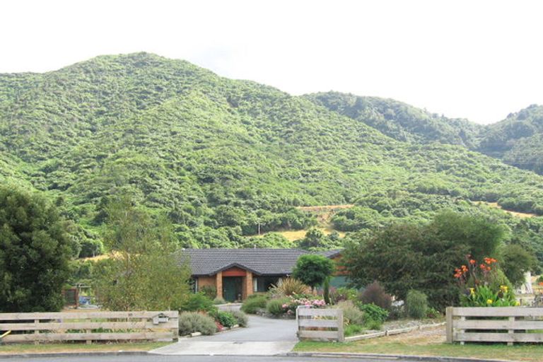 Photo of property in 16 Malcolm Gillies Grove, Totara Park, Upper Hutt, 5018
